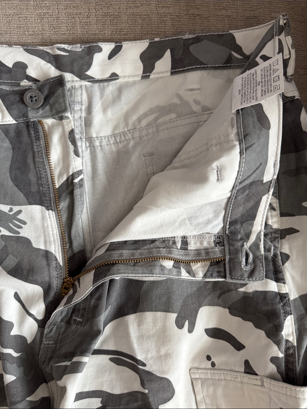 Wrangler Gray & White Camo Cargo Shorts, Size:36 - Picture 4 of 6